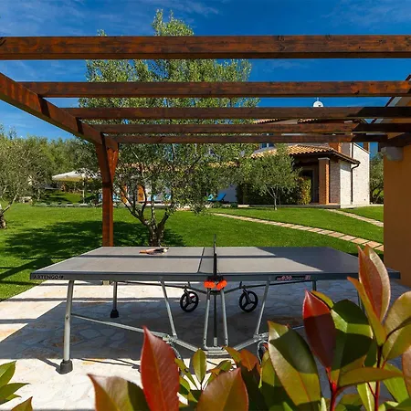 Loverka 펜션 풀라