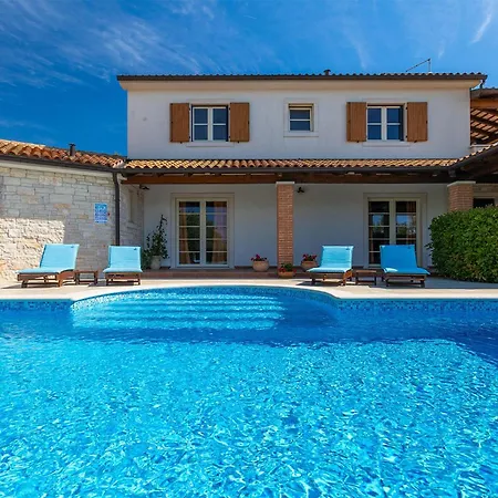 Loverka 펜션 풀라