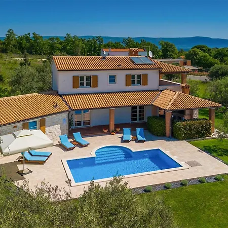 Loverka 펜션 풀라