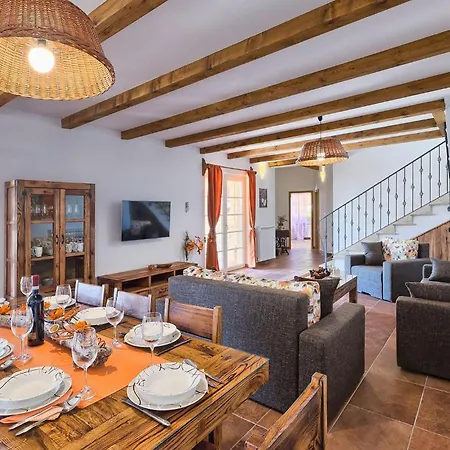 Loverka 펜션 풀라