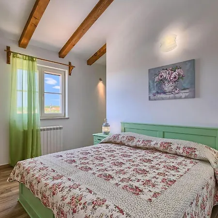 Loverka 펜션 풀라